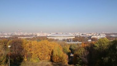 Serçe Tepesi veya Vorobyovy kanlı gözlem (izleme) platformu--Merkezi Moskova Moskova Nehri üzerinde 85 m veya 200 m deniz seviyesinden dik bir yakasında görülmektedir. Moscow, Rusya Federasyonu