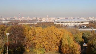 Serçe Tepesi veya Vorobyovy kanlı gözlem (izleme) platformu--Merkezi Moskova Moskova Nehri üzerinde 85 m veya 200 m deniz seviyesinden dik bir yakasında görülmektedir. Moscow, Rusya Federasyonu