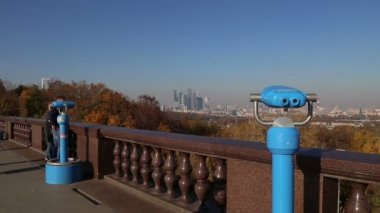 Moskova, Rusya 15 Ekim 2018: Serçe Tepesi veya Vorobyovy kanlı gözlem (izleme) platformu--Merkezi Moskova Moskova Nehri üzerinde 85 m veya 200 m deniz seviyesinden dik bir yakasında görülmektedir. Moscow, Rusya Federasyonu