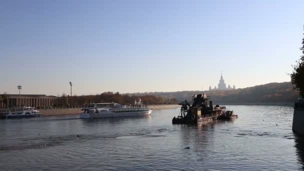 Október 2018 Ban Moszkvában Csónakok Moszkva Folyó Nyári Nap Moscow — Stock videók
