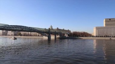 Ana binada nınbenimle Rus Federation(Minoboron), gün--savunma, yönetim therussian silahlı kuvvetleri gövdesi ve Moskova Nehri vardı. Moscow, Rusya Federasyonu