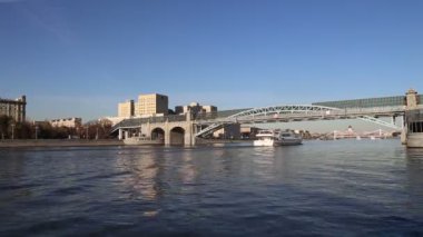 Pushkinsky (Andreevsky) Köprüsü ve Moskova Nehri (gün) görünümü. Moscow, Rusya Federasyonu 