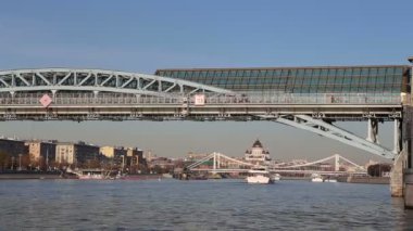 Pushkinsky (Andreevsky) Köprüsü ve Moskova Nehri (gün) görünümü. Moscow, Rusya Federasyonu 