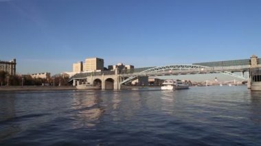 Pushkinsky (Andreevsky) Köprüsü ve Moskova Nehri (gün) görünümü. Moscow, Rusya Federasyonu 
