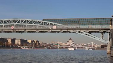 Pushkinsky (Andreevsky) Köprüsü ve Moskova Nehri (gün) görünümü. Moscow, Rusya Federasyonu 