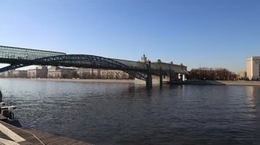 Moskova, Rusya 05 Kasım 2018: Rus Federation(Minoboron), gün--savunma nınbenimle ana bina yönetim therussian silahlı kuvvetleri gövdesi ve Moskova Nehri var. Moscow, Rusya Federasyonu 