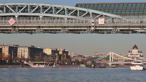 Άποψη Της Γέφυρας Pushkinsky Χριστιανικούς Και Ποταμός Moskva Ημέρα Μόσχα — Αρχείο Βίντεο