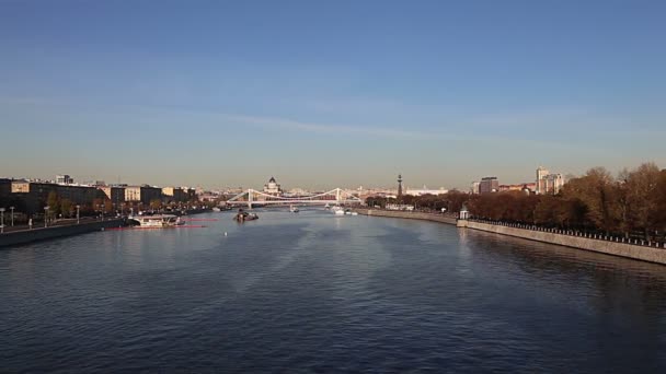 Στον Ποταμό Μόσχοβα Και Επιχωμάτων Ημέρα Μόσχα Ρωσία — Αρχείο Βίντεο