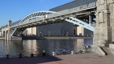Pushkinsky (Andreevsky) Köprüsü ve Moskova Nehri (gün) görünümü. Moscow, Rusya Federasyonu 