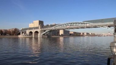 Pushkinsky (Andreevsky) Köprüsü ve Moskova Nehri (gün) görünümü. Moscow, Rusya Federasyonu 