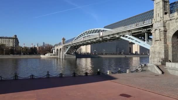 Utsikt Över Pushkinsky Andreevsky Bridge Och Moskvafloden Dag Moscow Ryssland — Stockvideo