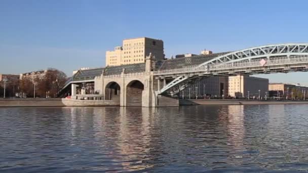 Widok Most Pushkinsky Andreevsky Rzekę Moskwę Dzień Moscow Federacja Rosyjska — Wideo stockowe