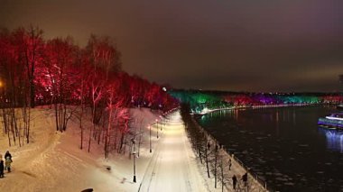 Moskova, Rusya - 06 Ocak 2019: Christmas (yeni yıl tatilleri) dekorasyon (gece) Moskova, Rusya - Moskova Nehri Vorobyovskaya çıkabilir ve serçe Hills(Vorobyovy Gory) 