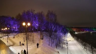 Moskova, Rusya - 06 Ocak 2019: Christmas (yeni yıl tatilleri) dekorasyon (gece) Moskova, Rusya - Moskova Nehri Vorobyovskaya çıkabilir ve serçe Hills(Vorobyovy Gory) 