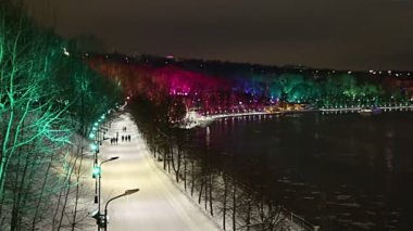 Christmas (yeni yıl tatilleri) dekorasyon (gece) Moskova, Rusya - Moskova Nehri Vorobyovskaya çıkabilir ve serçe Hills(Vorobyovy Gory) 