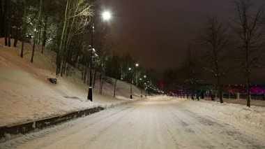 Moskova, Rusya - 06 Ocak 2019: Christmas (yeni yıl tatilleri) dekorasyon (gece) Moskova, Rusya - Moskova Nehri Vorobyovskaya çıkabilir ve serçe Hills(Vorobyovy Gory) 
