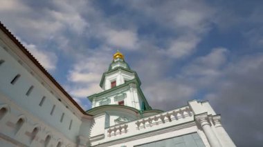 Diriliş Monastery(Voskresensky Monastery, Novoiyerusalimsky Monastery or New Jerusalem Monastery) gökyüzüne karşı--olan Moscow region, Rusya Federasyonu Rus Ortodoks Kilisesi'nin büyük bir manastır  