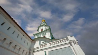 Diriliş Monastery(Voskresensky Monastery, Novoiyerusalimsky Monastery or New Jerusalem Monastery) gökyüzüne karşı--olan Moscow region, Rusya Federasyonu Rus Ortodoks Kilisesi'nin büyük bir manastır  