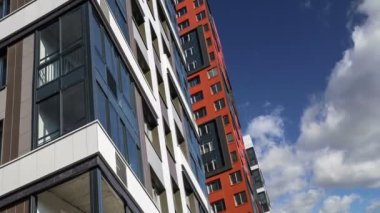 Çok katlı bina yapım aşamasında (yeni konut kompleksi) gökyüzü, Moskova, Rusya Federasyonu  