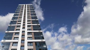 Çok katlı bina yapım aşamasında (yeni konut kompleksi) gökyüzü, Moskova, Rusya Federasyonu  