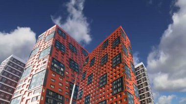 Çok katlı bina yapım aşamasında (yeni konut kompleksi) gökyüzü, Moskova, Rusya Federasyonu  