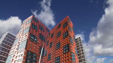 Çok katlı bina yapım aşamasında (yeni konut kompleksi) gökyüzü, Moskova, Rusya Federasyonu  