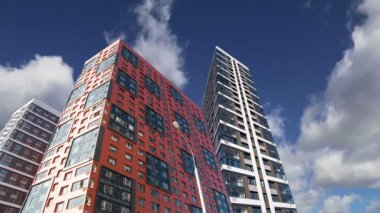 Çok katlı bina yapım aşamasında (yeni konut kompleksi) gökyüzü, Moskova, Rusya Federasyonu  