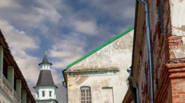 Diriliş Monastery(Voskresensky Monastery, Novoiyerusalimsky Monastery or New Jerusalem Monastery) gökyüzüne karşı--olan Moscow region, Rusya Federasyonu Rus Ortodoks Kilisesi'nin büyük bir manastır