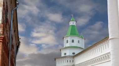 Diriliş Monastery(Voskresensky Monastery, Novoiyerusalimsky Monastery or New Jerusalem Monastery) gökyüzüne karşı--olan Moscow region, Rusya Federasyonu Rus Ortodoks Kilisesi'nin büyük bir manastır