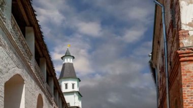 Diriliş Monastery(Voskresensky Monastery, Novoiyerusalimsky Monastery or New Jerusalem Monastery) gökyüzüne karşı--olan Moscow region, Rusya Federasyonu Rus Ortodoks Kilisesi'nin büyük bir manastır