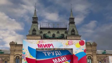 Moskova, Rusya 30 Nisan 2018: Ana evrensel mağaza (sakız) bir tatil (tatil Posterler 01 Mayıs--yazıt Rusça günü) için dekore edilmiştir. Moscow, Rusya Federasyonu  