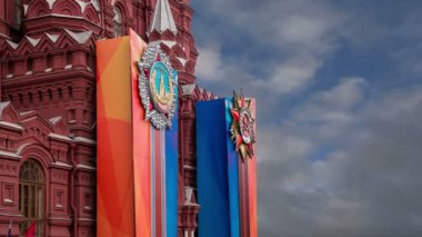 Moskova, Rusya 30 Nisan 2018: Banner madalya ve kurdeleler tarihi Müzesi (zafer bayramı dekorasyonu), cephesinde Kızıl Meydan, Moskova, Rusya Federasyonu