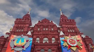 Moskova, Rusya 30 Nisan 2018: Banner madalya ve kurdeleler tarihi Müzesi (zafer bayramı dekorasyonu), cephesinde Kızıl Meydan, Moskova, Rusya Federasyonu