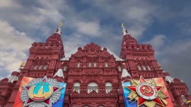 Moskova, Rusya 30 Nisan 2018: Banner madalya ve kurdeleler tarihi Müzesi (zafer bayramı dekorasyonu), cephesinde Kızıl Meydan, Moskova, Rusya Federasyonu