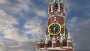 Gökyüzüne karşı işçinin kulesi. Moskova Kremlin, Rusya (gün)  
