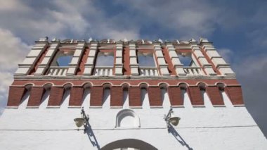 Kutafya Kulesi gökyüzüne karşı. Moskova Kremlin, Rusya (gün içinde)   