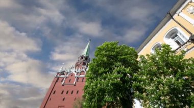 TROİTSKAYA Tower(Trinity Tower) gökyüzüne karşı. Moskova Kremlin, Rusya (gün içinde).