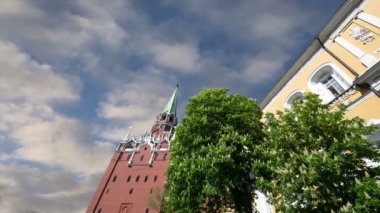 TROİTSKAYA Tower(Trinity Tower) gökyüzüne karşı. Moskova Kremlin, Rusya (gün içinde).