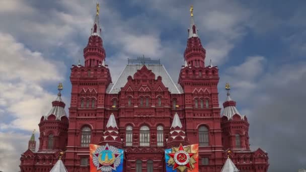 Moskva April 2018 Banners Med Medaljer Och Band Fasaden Historiska — Stockvideo