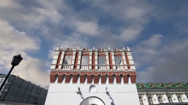 하늘에 Kutafya 타워입니다 모스크바 크렘린 러시아 — 비디오