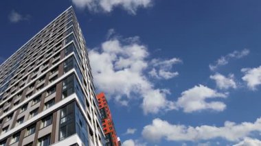 Çok katlı bina yapım aşamasında (yeni konut kompleksi) gökyüzü, Moskova, Rusya Federasyonu