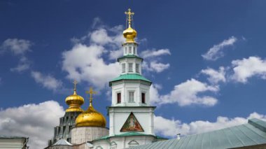 Diriliş Monastery(Voskresensky Monastery, Novoiyerusalimsky Monastery or New Jerusalem Monastery) gökyüzüne karşı--olan Moscow region, Rusya Federasyonu Rus Ortodoks Kilisesi'nin büyük bir manastır 