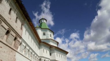 Diriliş Monastery(Voskresensky Monastery, Novoiyerusalimsky Monastery or New Jerusalem Monastery) gökyüzüne karşı--olan Moscow region, Rusya Federasyonu Rus Ortodoks Kilisesi'nin büyük bir manastır 
