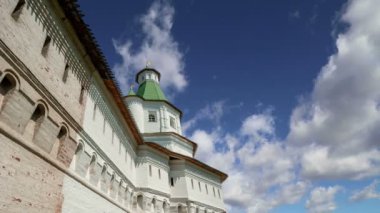 Diriliş Monastery(Voskresensky Monastery, Novoiyerusalimsky Monastery or New Jerusalem Monastery) gökyüzüne karşı--olan Moscow region, Rusya Federasyonu Rus Ortodoks Kilisesi'nin büyük bir manastır 