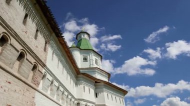Diriliş Monastery(Voskresensky Monastery, Novoiyerusalimsky Monastery or New Jerusalem Monastery) gökyüzüne karşı--olan Moscow region, Rusya Federasyonu Rus Ortodoks Kilisesi'nin büyük bir manastır 
