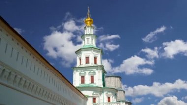 Diriliş Monastery(Voskresensky Monastery, Novoiyerusalimsky Monastery or New Jerusalem Monastery) gökyüzüne karşı--olan Moscow region, Rusya Federasyonu Rus Ortodoks Kilisesi'nin büyük bir manastır 