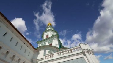 Diriliş Monastery(Voskresensky Monastery, Novoiyerusalimsky Monastery or New Jerusalem Monastery) gökyüzüne karşı--olan Moscow region, Rusya Federasyonu Rus Ortodoks Kilisesi'nin büyük bir manastır 