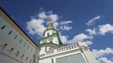 Diriliş Monastery(Voskresensky Monastery, Novoiyerusalimsky Monastery or New Jerusalem Monastery) gökyüzüne karşı--olan Moscow region, Rusya Federasyonu Rus Ortodoks Kilisesi'nin büyük bir manastır 