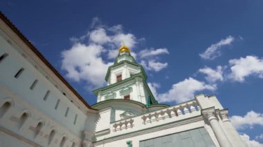 Diriliş Monastery(Voskresensky Monastery, Novoiyerusalimsky Monastery or New Jerusalem Monastery) gökyüzüne karşı--olan Moscow region, Rusya Federasyonu Rus Ortodoks Kilisesi'nin büyük bir manastır 