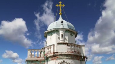 Diriliş Monastery(Voskresensky Monastery, Novoiyerusalimsky Monastery or New Jerusalem Monastery) gökyüzüne karşı--olan Moscow region, Rusya Federasyonu Rus Ortodoks Kilisesi'nin büyük bir manastır 